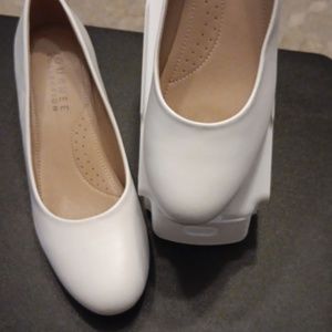 Beautiful white Journee Collection size 10 shoes